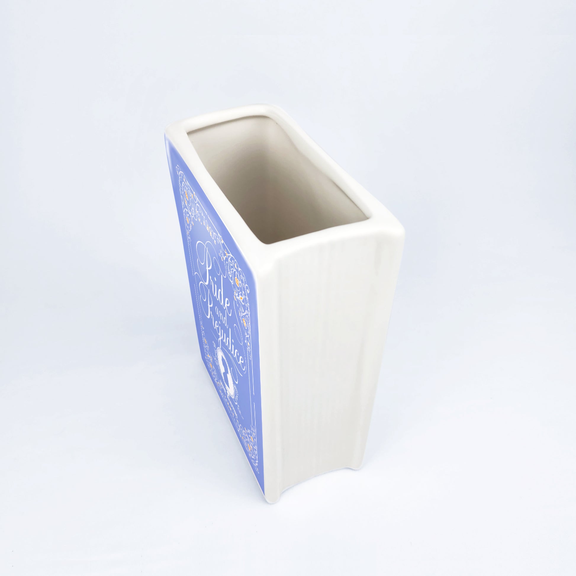 3d7aa4a0-3acc-4de5-a0e7-bf4fdd802b05/Pride_and_Prejudice_II_-Ceramic_book_vase-size_small_-_mockup_06_-_nghieng_tren_xu_ng.jpg