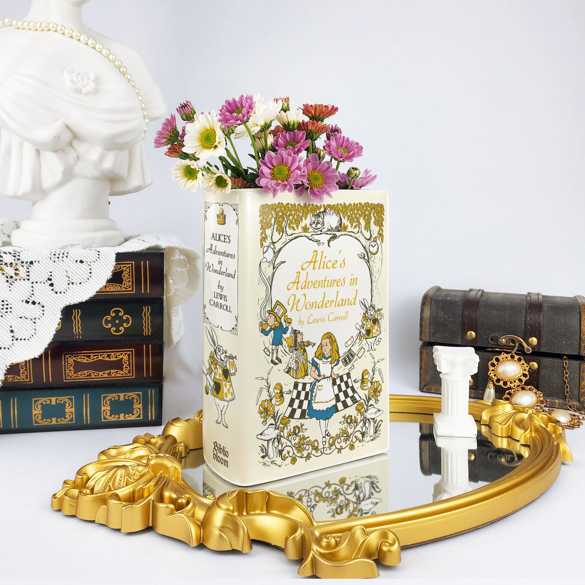 e34c1d20-9841-4750-a935-e1c62454dd4b/alice_s_adventure_in_wonderland_II-Ceramic_book_vase_-_mockup_07_-_ph_i_c_nh_m_t_tr_c_gay_trai.jpg