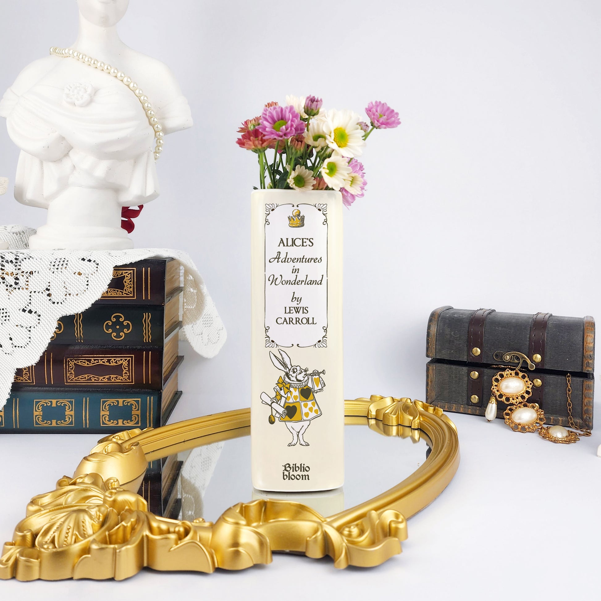 20862949-1d6e-4b0f-bd0a-24da88303414/alice_s_adventure_in_wonderland_II-Ceramic_book_vase_-_mockup_09_-_ph_i_c_nh_gay_trai.jpg