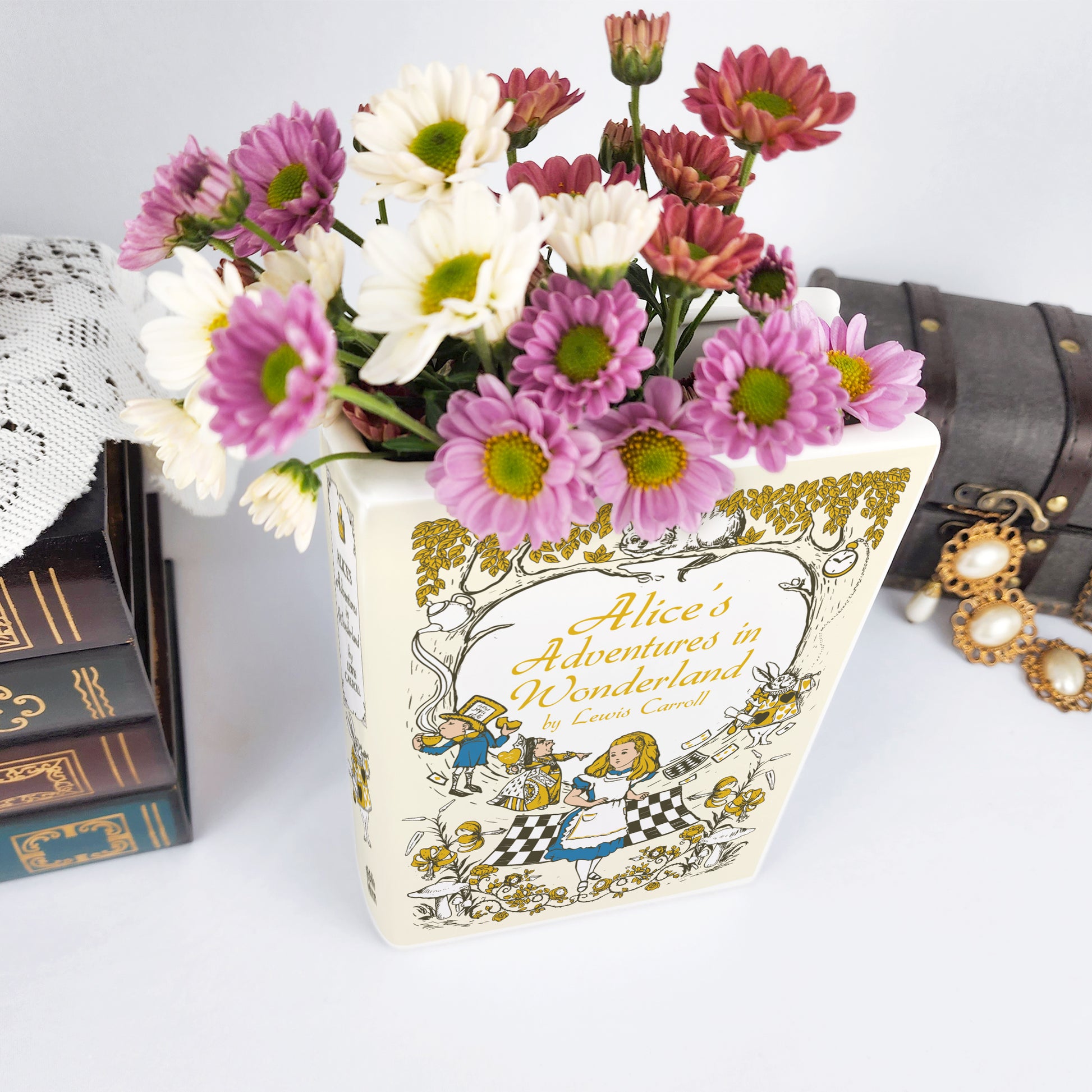 a7bcaba9-45f3-4546-8512-e076ef22335b/alice_s_adventure_in_wonderland_II-Ceramic_book_vase_-_mockup_10_-_nghieng_tren_xu_ng.jpg